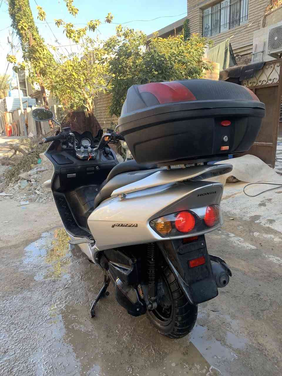 السلام عليكم
دراجة فورزا سويج ٠/٦ مكفولة محرك وكلجات وكفرات قطرة صبغ مابيها  
وجاهزة من كلشي تايرات بعدها بلاد كلشي بلاد بيها 
ماشيه ١٦ الف حقيقي كهرباء كلها شغالة 

مي شركة 
دهن شركة 
ستيرن نيكل 
وجنطة كبيرة 
مرايات نيكل 

رايدها بمليون ٢٠٠  

مكاني بغداد حي الجهاد 

***********
