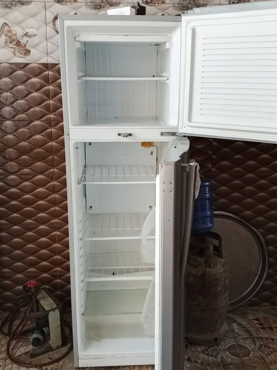 ثلاجة حجم كبير للبيع ب50بس عوزه غاز


**إذا كنت صاحب هذا الإعلان وتريد حذفه لأي سبب، رجاءا أرسل رسالة إلى الدعم الفني**