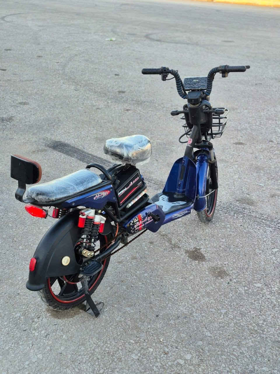 السلام عليكم دراجة حجم24 موديل25 بطاريات4 جدد لون نيلي سرعة فول وكيلها العارضي ماخذة ب500 قبل 5 اشهر دراجة جديدة حيل كلشي ماعايزة سعرها 300 بيها مجال للشراي مكان نجف للاستفسار ***********
