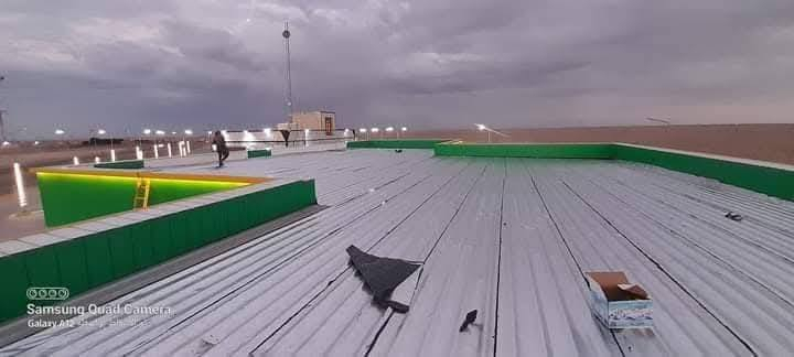 خليني أوضحلك: البيتومين المؤكسد وشنو علاقته بالايزوكام والعوازل وحماية الأسطح الخرسانية من  الرطوبه,,,,,,***********
1. مادة الإيزوكام (Isocam)
هي ألواح أو لفائف عزل بيتومينية (bituminous membrane) غالبًا مكونة من طبقتين أساسيتين:
1. البيتومين المؤكسد أو المعدل (Bitumen) → مادة عازلة ضد الماء.
2. طبقة تسليح من البوليستر أو الألياف الزجاجية (Fiberglass/Polyester) → تعطيها قوة شد ومتانة.
يتم توريدها عادة على شكل رولات يتم تسخينها بالغاز (تورش Torch) ثم لصقها على الأسطح.
أهم استخداماتها:
أ / عزل الأسطح الخرسانية.
ب / عزل الأساسات والجدران الملامسة للتربة.
ج /  عزل الحمامات والخزانات.
.مميزاتها:
أ (مقاومة ممتازة لتسرب المياه.)

ب (عمر افتراضي طويل (10–20 سنة حسب الجودة).

ج (تتحمل الظروف المناخية والحرارة.

2. عوازل اللباد (Felt Insulation / Roofing Felt)

اللباد يُستخدم عادة كطبقة عازلة أو حاجز إضافي.
يتكون من ألياف عضوية أو صناعية مشبعة بالبيتومين.
يأتي أيضًا بشكل لفائف، ولكنه أخف وأقل سماكة من الإيزوكام.
يستخدم في:
كطبقة تحتية قبل وضع القرميد أو الأسقف المعدنية.
أحيانًا كطبقة إضافية فوق أو تحت ألواح العزل البيتوميني.
مميزاته:
أ / سهل التركيب ورخيص نسبيًا.
ب / يعمل كحاجز أولي للرطوبة.
عيوبه:
1 أقل متانة وعمره الافتراضي أقصر من الإيزوكام.
2 قد يتأثر بسرعة بأشعة الشمس والحرارة إذا لم يُغطى بطبقة حماية.
📌 الخلاصة: 
1 الإيزوكام = عازل بيتوميني قوي ضد الماء والرطوبة (حل نهائي للأسطح والخزانات).
2 اللباد = طبقة مساعدة أو ثانوية، جيدة ولكنها ليست بديلة عن الإيزوكام في العزل طويل الأمد. يوجد واتساب 

*********** حلة, بابل
