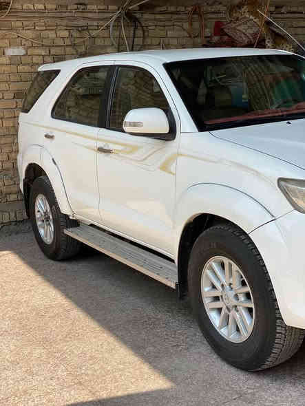 سلام عليكم للبيع تيوتا فورجنر موديل 2012 مكينه 4 سلندر 2700 فور ويل السياره خير من الله تبريد ثلاث قطع ثلج مري شفط حساسات خلفيه تخم تاير جديد السياره بيها بارد بل باب السايق وباب الوره الصدر بس الباقي كفاله سعر 175 بيها مجال حك الجيه رقم ***********
