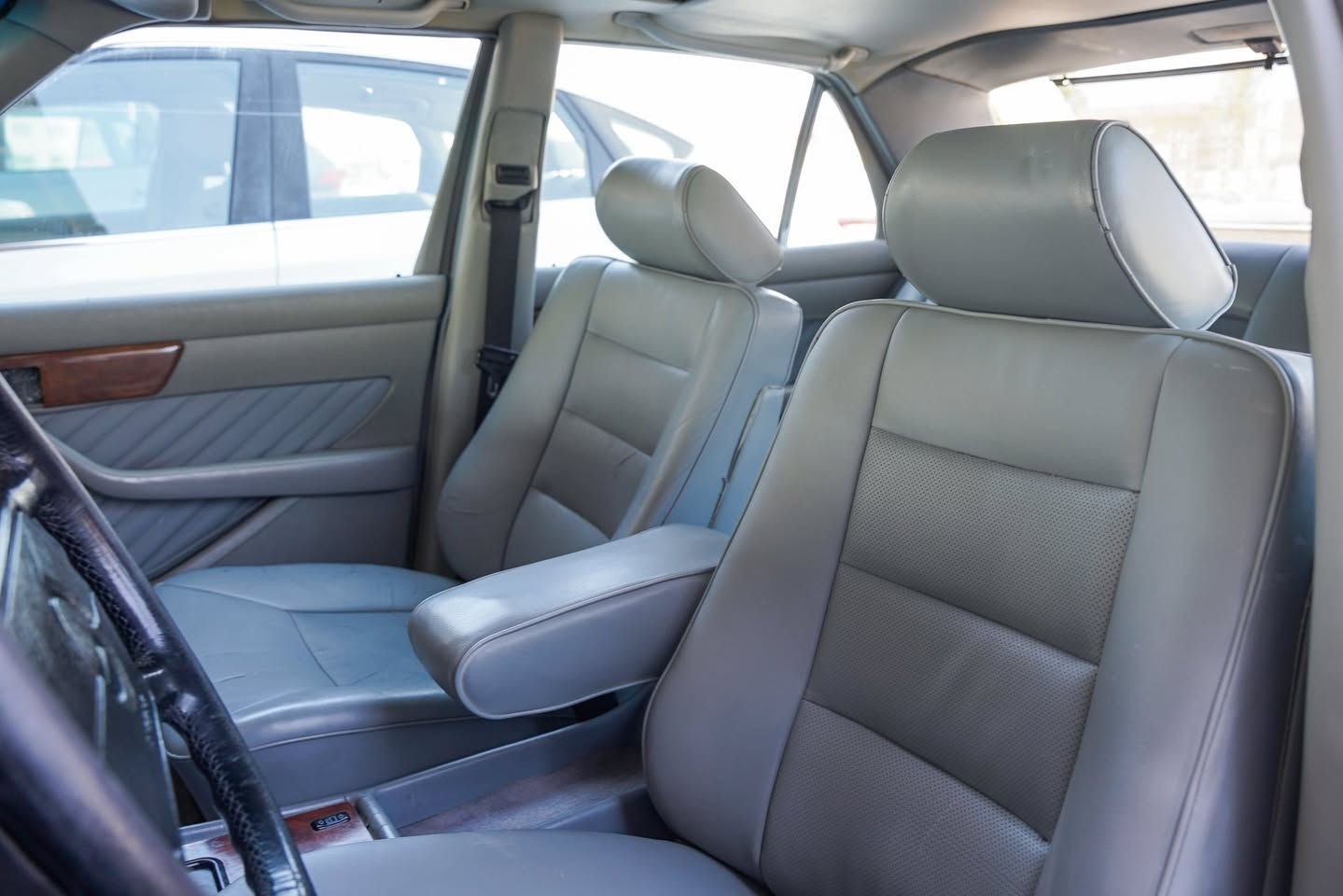 فوووول مواصفات / full option
Mercedes-Benz W126 300SE V6
اللون _ سلفر. 1988 . 
رقم اربیل أصلي قديم . اربیل  .
1_ كروز سرعة . مثبت سرعة .
2_ دبل هورن . دبل فيت بمب .
3_ أريل كهربائي ويا السويج .
4_  سلايت طكتين . 
5_ كشنات رصاصي جلد  .
 6_ دركة ستيرن ايرباك وكهرباء .
7_ جام 4 كهربائي .
8_ غرفة جلد لون رصاصي. 
9_ منظومة بانزين جديد .
10_ تخم تايرات جديد .
11_ باتري 100A جديد .
12_ صبغ جمالية .
13_ مكان السيارة اربيل.
ملاحظة / كير محرك مكفول . 
***********
السعر / 170$
