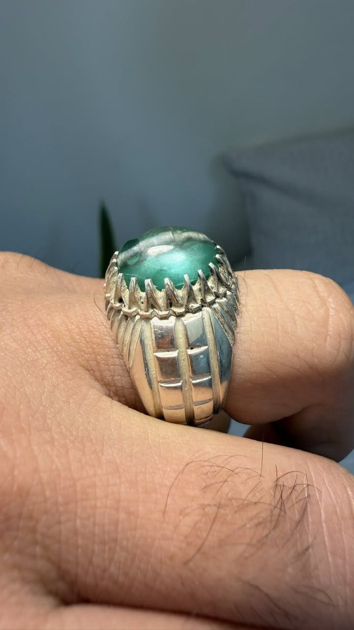 هاي القطعة مال العيد ما تتكرر  تحفة من نوادر الياقوت الاخضر  اندر لون بالياقوت قديم عباسي مشگول صياغة صاحب ثقيل يدوية  ***********
