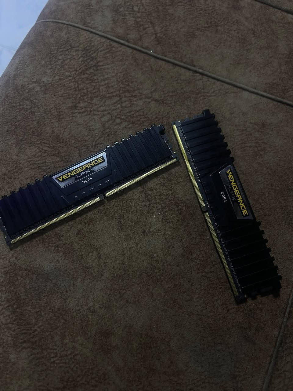 السلام عليكم رامات قطعتين
واحد منهم شغال ١٠٠٪؜ والثاني ما اعرف عاطل او لا 
 براند كورسير فنجنس (8x2) 16g
3200hz


**إذا كنت صاحب هذا الإعلان وتريد حذفه لأي سبب، رجاءا أرسل رسالة إلى الدعم الفني**