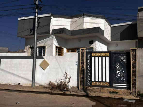 بيت للبيع في حي الملايين قرب عمارة ابو فهد ١٣٠ متر غرفتين استقبال كراج مطبخ مشتملات البيت كامل بس ينقصه سقف ثانوي السعر ٧٠ بي مجال ***********بي واتساب
