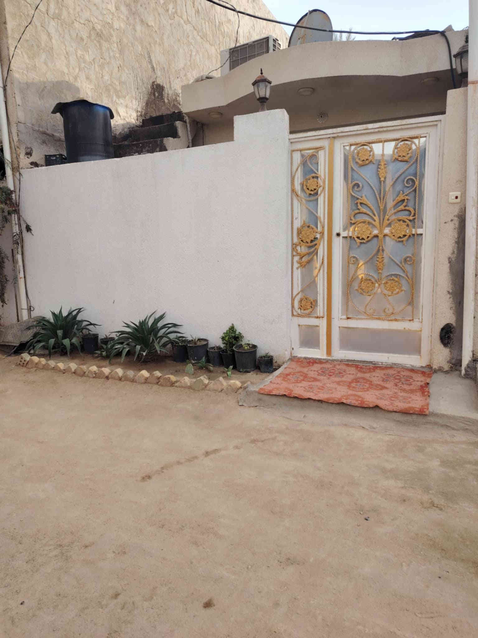 بيت حديث طابق واحد بمساحة80 متر سند 25 اقرار محكمه مباشر بأسم المشتري يحتوي ع غرفة نوم مع صاله واستقبال ومطبخ  مع مجاميع صحيه عدد2-- العنوان كربلاء شارع السيده زينب شارع ابو ماشه خلف مطبخ العتبه بسعر 55 للاستفسار ***********
