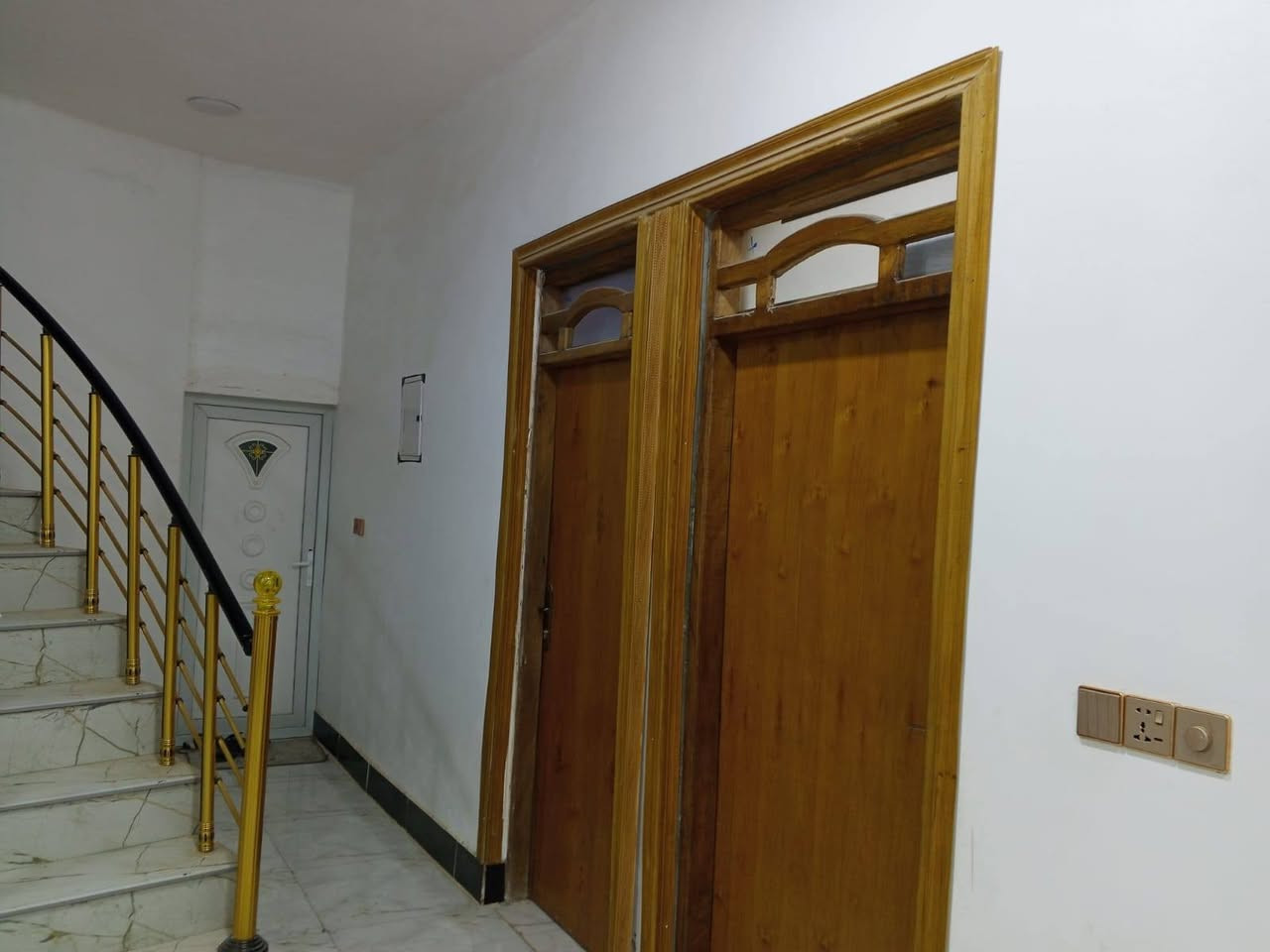 الدار للبيع 
المساحه ٢٠٠ متر موقعه حي الصحفين قرب فلكه القاضي  رقم الهاتف. ***********
