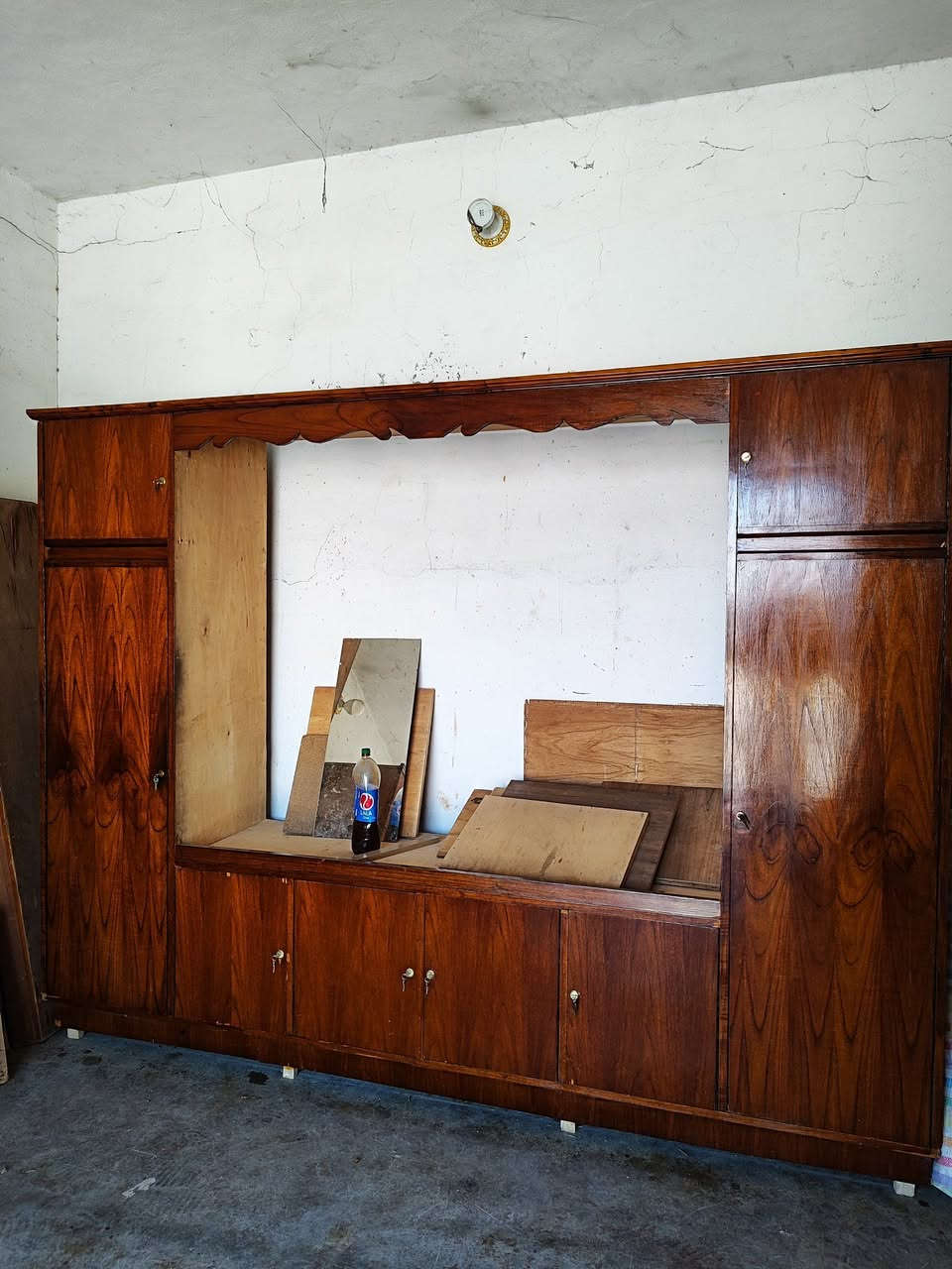 #كنتور 5 باب مترين وربع العمق 70 الارتفاع مترين و40  #وكلاريات 3 متر بابين نضيفات حيلل  حيلل .
#الرقم ***********
