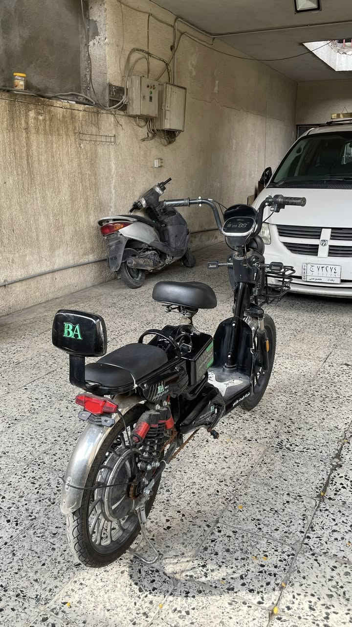 دراجه شحن للبيع ‼️
نوع الدراجه : شحن 

الشركه : البيداء الاخضر 

اللون : الأسود 

الحجم : 20 ( الكبير ) 

السرعه : 40km/h

عدد الغيارات : 3 ( الغيار الاول 20km/h الغيار الثاني 30km/h الغيار الثالث 40km/h ) 

 المسافه الي تقطعها : 25-35 كيلو على حسب وزن السائق

حالة الدراجه : ممتازه 

الاحتياجات : بايدر ايسر ( اذا تحتاجه ) ومجمع التحكم ( الخاص بالهورن والاضائه والاشاير ) وسعر الاثنين لايتجاوز ال10 الاف دينار 

مدة الاستخدام : 3 شهور 

السعر 350 الف وبي مجال 
مكان التواجد : بغداد - الحريه الاولى
للتواصل واتساب او اتصال على الرقم : ***********

