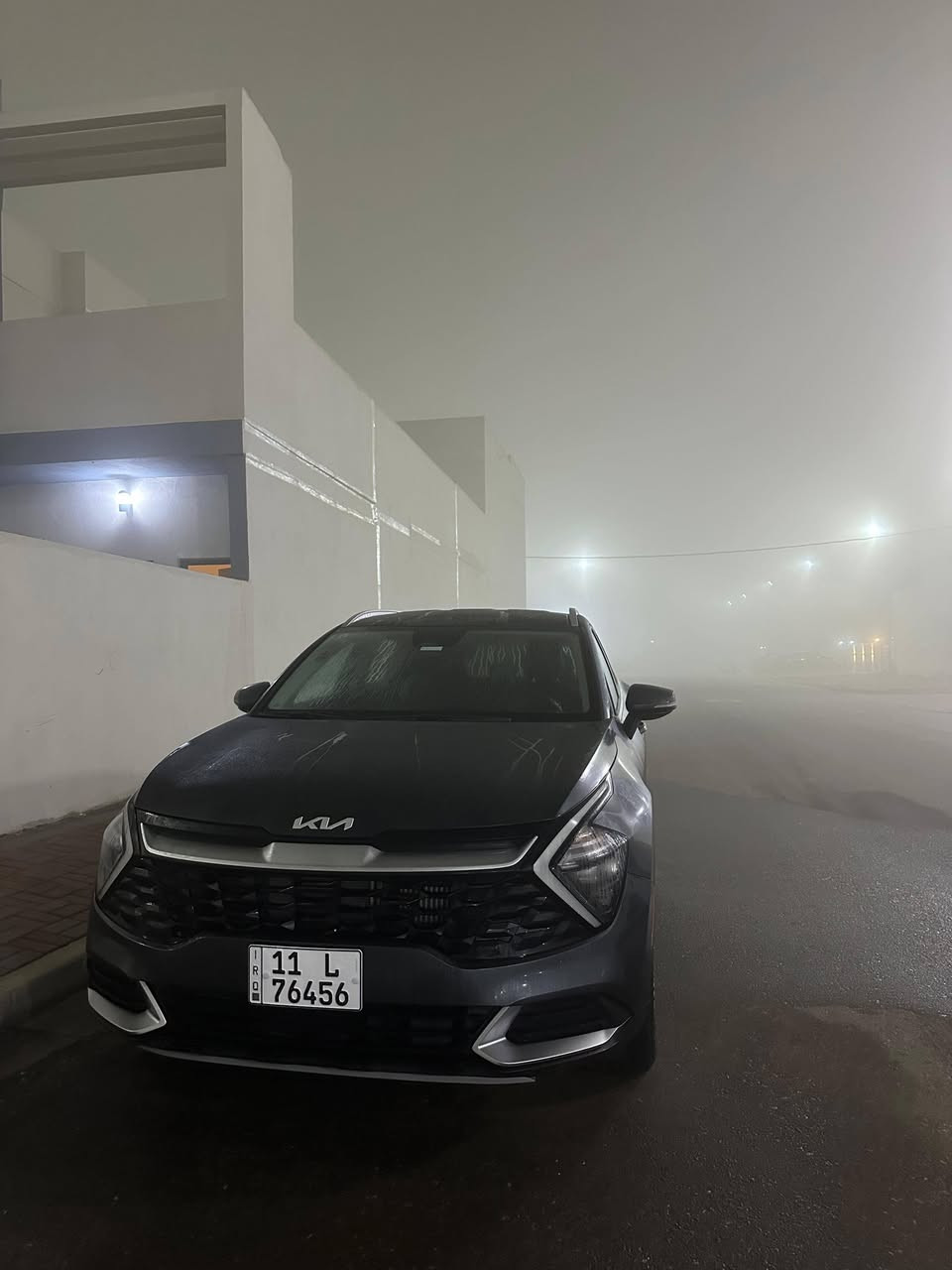 السلام عليكم
للبيع: كيا سبورتاج 2023 EX Hybrid – وارد أمريكي – نظيفة جداً

🔹 الموديل: 2023
🔹 الفئة: EX Hybrid
🔹 النظام: بنزين + كهرباء (هايبرد)
🔹المسافة المقطوعة : ٣٤٠٠٠ كيلو وليس ميل
🔹 الاستيراد: أمريكي
🔹 الحالة: ممتازة – استخدام شخصي

المحرك والأداء:
 • محرك 1.6 لتر تيربو GDI
 • نظام هايبرد كهربائي مدمج
 • القوة الكلية: 227 حصان
 • عزم قوي واستجابة سريعة
 • قير أوتوماتيك 6 سرعات تقليدي (مو CVT)
 • دفع رباعي
 • صرفية وقود ممتازة واقتصادية جداً داخل المدينة وخارجها

التجهيزات الداخلية:
 • مقاعد جلد أصلية فئة EX
 • كرسي سائق كهربائي متعدد الاتجاهات
 • تدفئة مقاعد أمامية
 • مكيف أوتوماتيك ثنائي التحكم (Dual Zone Climate Control)
 • شاشة وسطية 12.3 إنج أصلية وكالة
 • عدادات رقمية
 • Apple CarPlay + Android Auto
 • تشغيل بصمة (Smart Key + Push Start)
 • شاحن لاسلكي
رادرات ٣٦٠
 • تحكم كامل من المقود
 • مثبت سرعة
.قيادة شبه تلقائية
 • كاميرا خلفية دوارة
 • حساسات خلفية
 • نظام المحافظة على المسار
 • تنبيه تصادم أمامي
 • ١٦ ايرباگ (جميعها سليمة)

الإضاءة:
 • هيدلايت أمامي Projector عادي
 • إضاءة نهارية LED
 • أضوية خلفية قياسية

حادث السيارة : في الباب الخلفي (الصندوق فقط)، وتمت معالجتها أصولياً، وجميع الـ Airbags سليمة ولم تعمل. السيارة على وضعها الوكالة من الداخل بالكامل عنوان السياره كربلاء المقدسة سعر السياره 220 وبيها مجال رقم التلفون ***********/***********
