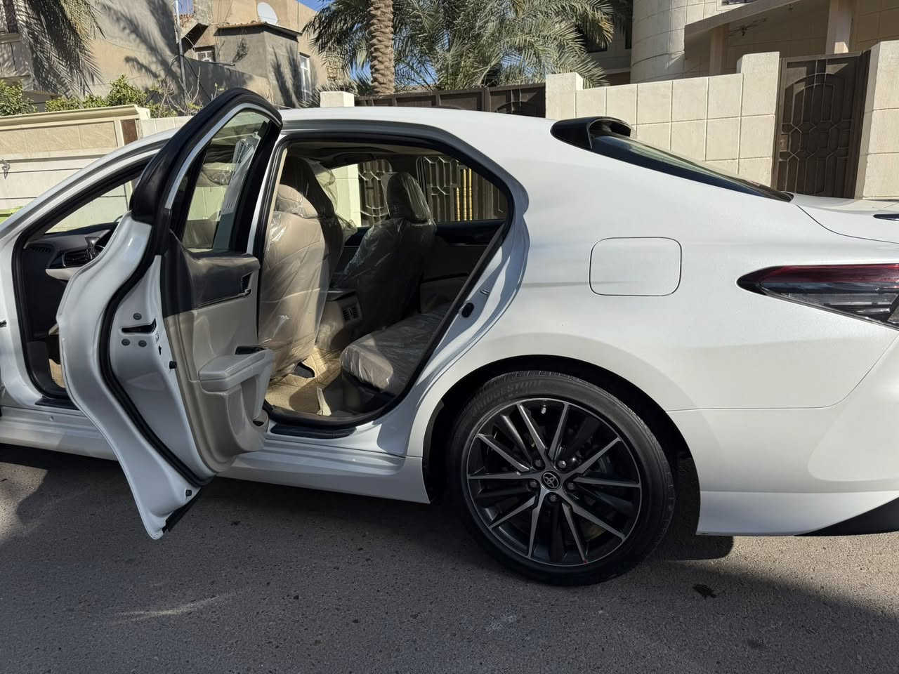 بسم الله الرحمن الرحيم
تويوتا كامري 2024 هايبرد فئة GLE
الفول بالخليجي وكالة عبد اللطيف جميل
كفاله عامه من الصبغ والبارد 
التفاصيل :
 خليجي 
ماشية 27 الف
الموديل 2024
 سعة المحرك 2.5L
 عدد AIR BAG 8 
 حساسات أمامية 
 حساسات خلفية
 لايت زينون + LED
 كشافات 
 سلايد رووف  
 ويل كب 18  
مفتاح التشغيل بصمة 
 شاشة 
 كاميرا دوارة 
الانارة الداخلية LED
المقاعد لون أبيض
  مقعد السائق كهرباء 
مثبت السرعة Cruise
 المودات والأوامر الصوتية
 أوضاع القيادة  Drive Mode 
 حساسات ضغط اطارات 
 قطعتين تبريد
 هاند بريك كهرباء 
‏  ABS
‏ Auto Hold  أوتو هولد
 نظام مانع الانزلاق
 اشارة في المرايا الجانبية قابلة للطي كهرباء 
 مخرج منفذ الطاقة 
‏ Bluetooth / USB 
شاحن هاتف Wireless    
 
سعر  250 وبيه مجال
رقم الهاتف ***********
