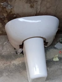 مغسلتين • مغسلة صغيرة • باب خشب داخلي