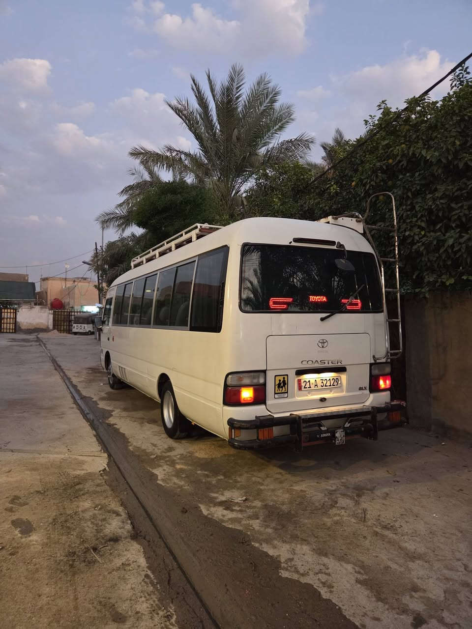 كوستر ٢٠١٠ شماليه اصل ابيض بسمي السياره مكينه وكير مكفولات اكسل بي ونه كشن ستاركس بيه صبغ ربع البجم الصفحه الكصيره التاير الخلفي كامله السياره مابيه نقص السعر ٢٦٠ وبيه مجال حك الجيه الاستفسار *********** موجود واتساب

