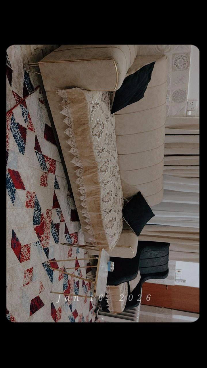 للبيع .
تخم قنفات مودرن اسود وبيج(كريمي) اللون 
هيه وتيلبستها ويهان 4 طاولات ويه ستايل 
مستعمل جديد نضافة 95% ممتعوبه ابد

السعر : 300 الف 
خساره بيها بس مستعجل ببيعها
للاستفسار واتساب : ***********
