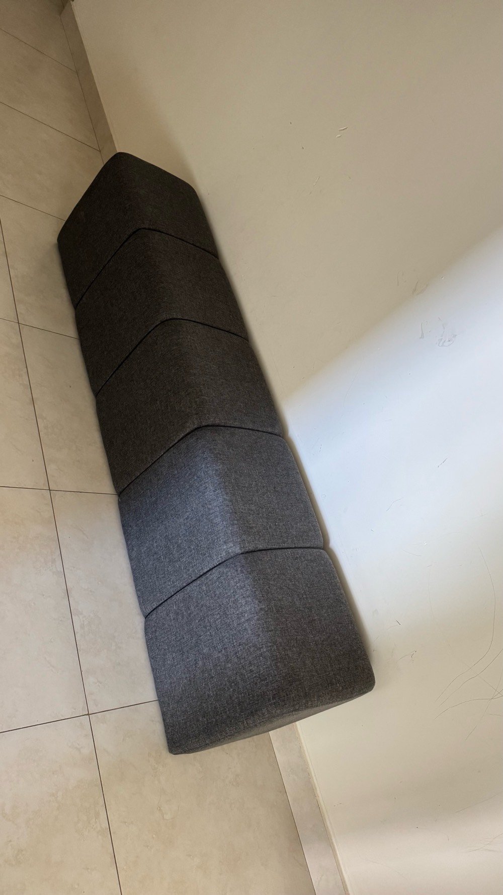 غرفة نوم فاخرة للبيع بحالة ممتازة، تتميز بتصميم أنيق من الخشب الفاتح مع رأس سرير مبطن ومراتب مريحة. تشمل الخزانة الكبيرة بوحدات متعددة الأبواب مع مرآة، بالإضافة إلى تسريحة ذات مرآة وأدراج للتخزين. مثالية لإضافة لمسة من الفخامة والراحة إلى أي غرفة نوم.