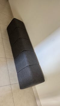 غرفة نوم فاخرة للبيع بحالة ممتازة، تتميز بتصميم أنيق من الخشب الفاتح م...