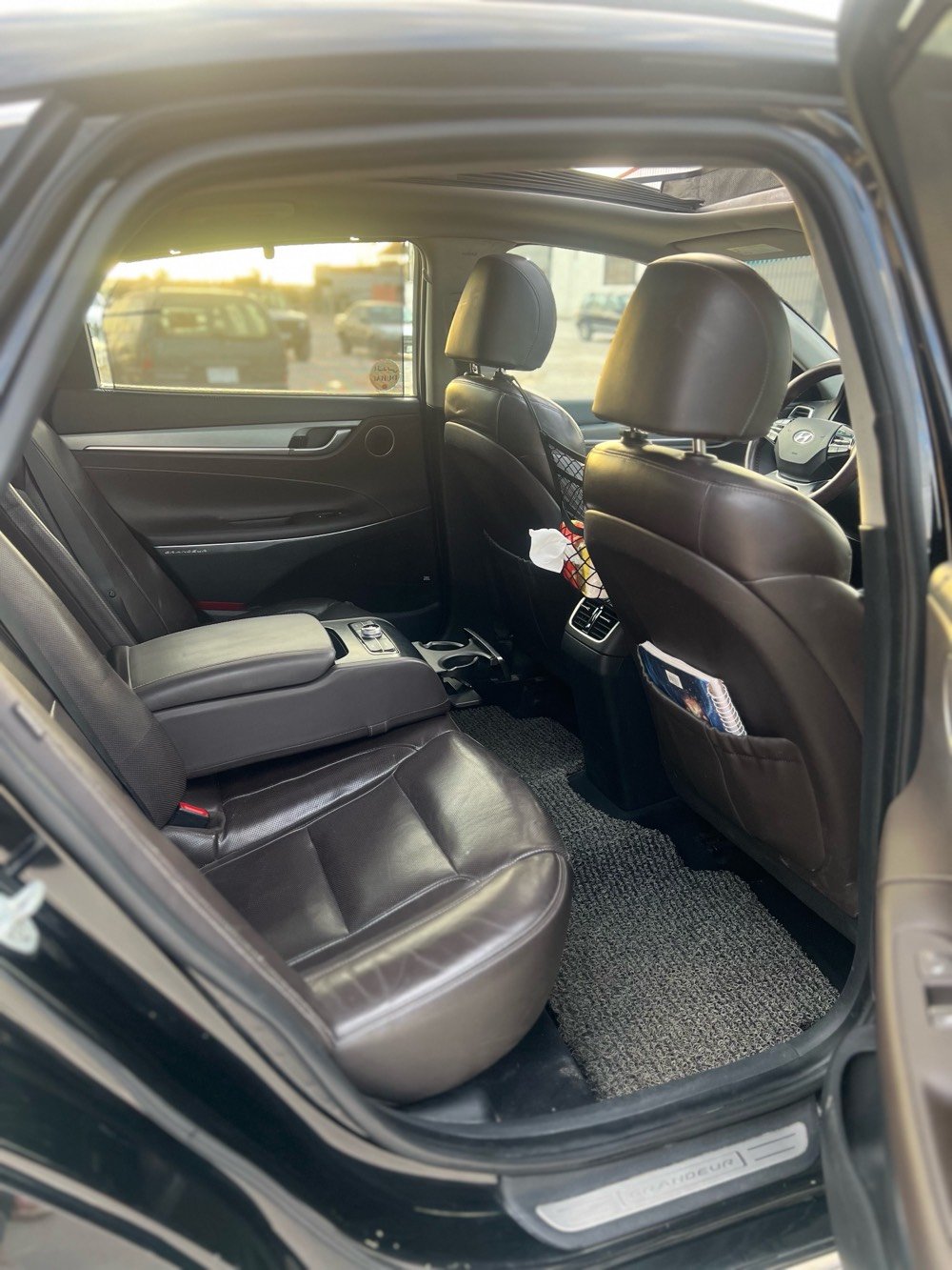 سلام عليكم . للبيع سياره ازيره مِـטּ نوع گرانجر فول مواصفات موديل 2017، شرط التحويل والغرامات … مواصفات السياره . 1- حساسات خلفي ، أمامي 2- كامرات عدد 6 3- تدفئات بل كشانه الاماميه والخلفيه 4- كشنات كهرباء 3 وضعيات 5- تخم تايرات جدد 6- المراه الجانبيه تنفتح وتنسد عند تفتيح السياره 7- سقف بونراما للأخير 8- دبل اشاره 6 9- ويل بلادي 10- تبريد وتدفئه 6 منافذ . . ملاحظه : السياره مكفوله مِـטּ الدعاميه للدعاميه وترهم مراوس حسب القناعه. ماشيه 20km