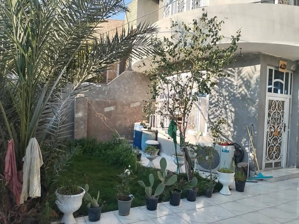 🏠 بيت للبيع - فرصة استثمارية مميزة

📍 الموقع: الجزائر – خلف مستشفى الحياة الأهلي
📐 المساحة: 275 م² (واقع الحال 300 م²)
📏 الواجهة: 14.5 م – النزال: 22.5 م
📜 السند: 25

الشارع عرض 8 او اكثر

البيت طابقين يتكون من:
 • 4 غرف نوم
 • استقبال واسع
 • مطبخ ومنور
 • مجمع صحيات
 • حديقة جميلة
 • طارمة وكلدور جير

🔹 مشتمل بصف البيت (ناقص أرضية ولبخ) – ممكن تأجره مباشرة
🔹 البيت الرئيسي جاهز للسكن
🔹 فرصة لا تعوّض للاستثمار أو السكن

💰 السعر: 225 مليون – بي مجال للتفاوض
📞 للاستفسار: ***********
