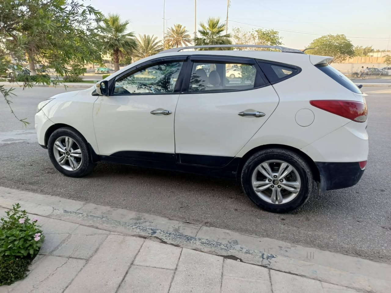 السلام عليكم توسان ١٢
صبغ عام  اثر اشخوط وطخات  بيها ضربه بالجاملغ الخلفي مامعمر بعده 
باقي التفاصيل اترخص ل وبيك خير ودلل مكان كربلاء ***********
