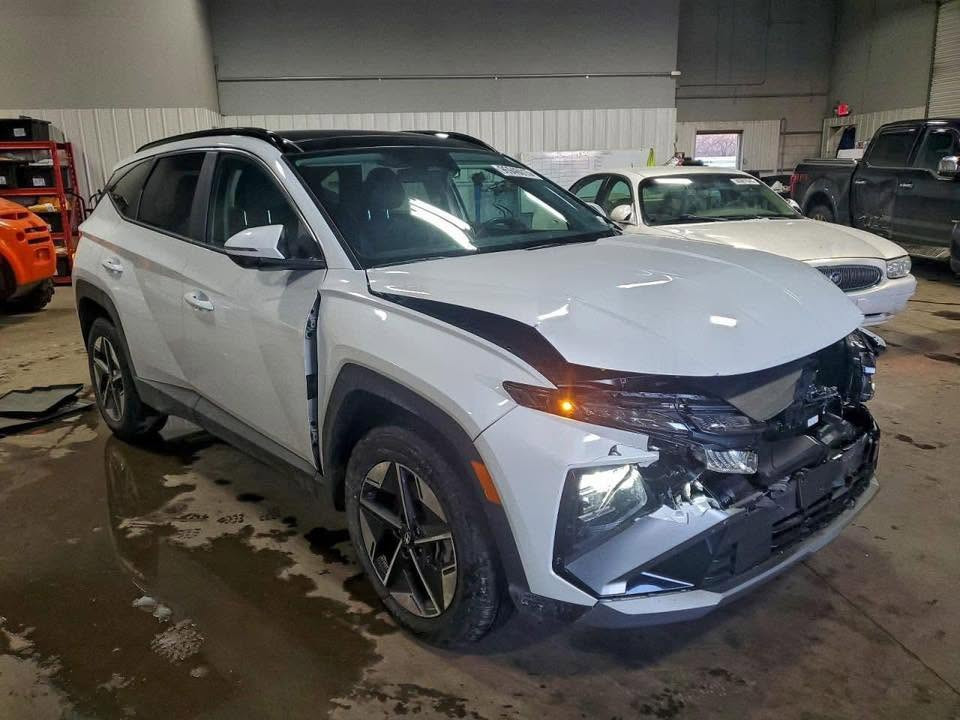 إسلام عليكم 	Hyundai Tucson Hybrid 2025•	محرك 1.6 تيربو هايبرد بقوة 231 حصان.
• دفع رباعي (دبل) HTRAC.
 • سقف بانوراما.
 • شاشات رقمية حديثة للعدادات والنظام الترفيهي.
 • تشغيل بصمة وفتح ذكي.
 • باب خلفي كهربائي.
 • مثبت سرعة ذكي.
 • نظام المحافظة على المسار.
 • مراقبة النقطة العمياء.
 • كاميرا خلفية وحساسات.
 • شفتات تبديل سرعات خلف المقود (دبترونك).
 • صرفية وقود ممتازة
     • بعد بيهه هواي مواصفات 
      • حادث فقط بارد مبدل دعاميه بدون قطره صبغ
            • صور الحادث مرفقه بل منشور 
•السعر ع الخاص 
***********
