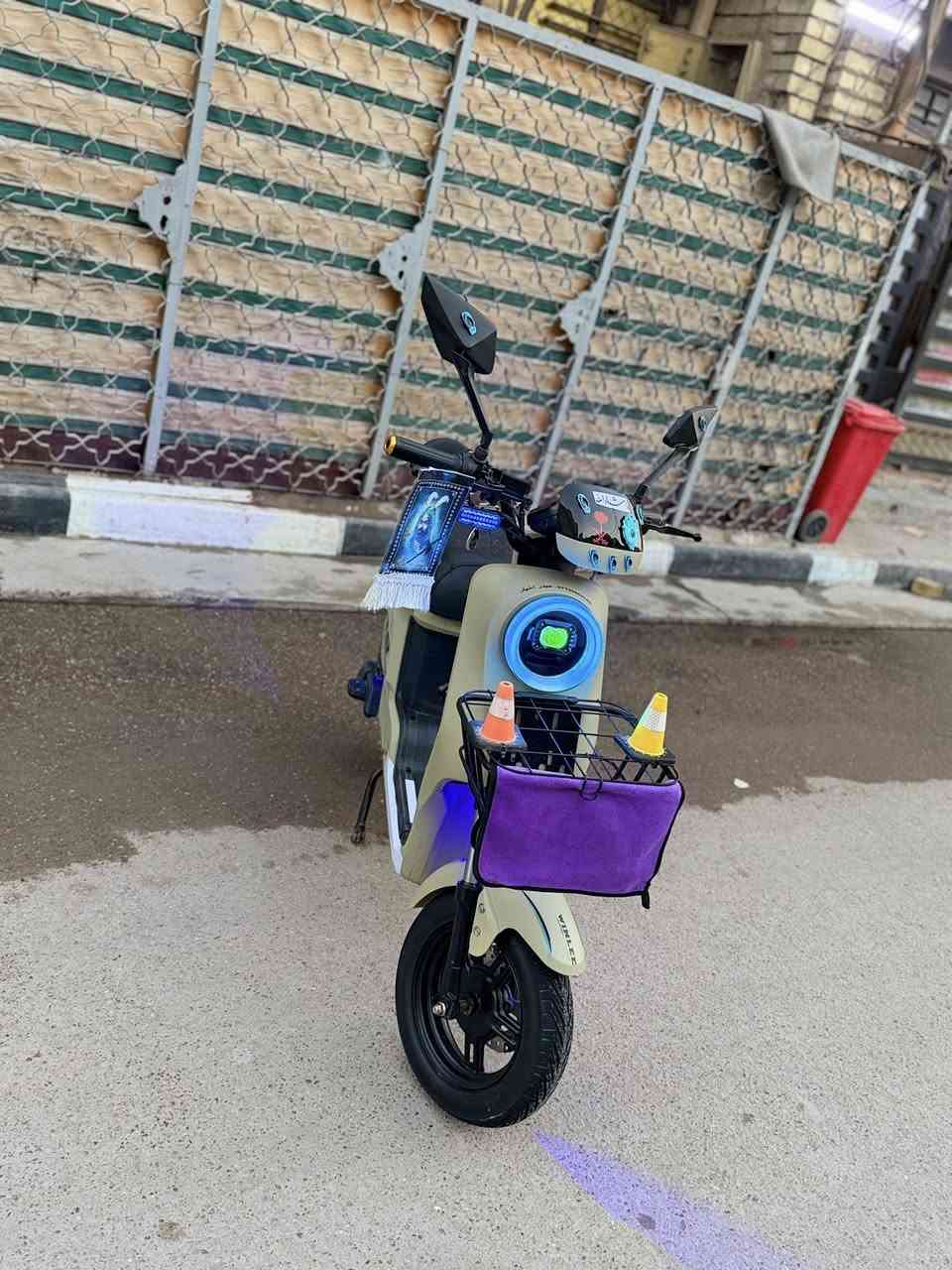 ( السلام عليكم )
 دراجه شحن للبيع فول موصفات 
نوع الدراجه ار 9
خمس بطاريات كبار 
موديل 2026 وصل الشركه موجود 
لايت عالي ناصي 
هورن ستاند تلفون 
بلوتوث بك ترجع  
شخط ما بيه بعده جديده 
مكان الدراجه بغداد الزعفرانيه 
السعر 550 وبيه مجال ما متواجد على الفيس فقط وتساب 
رقم الهاتف (***********)
