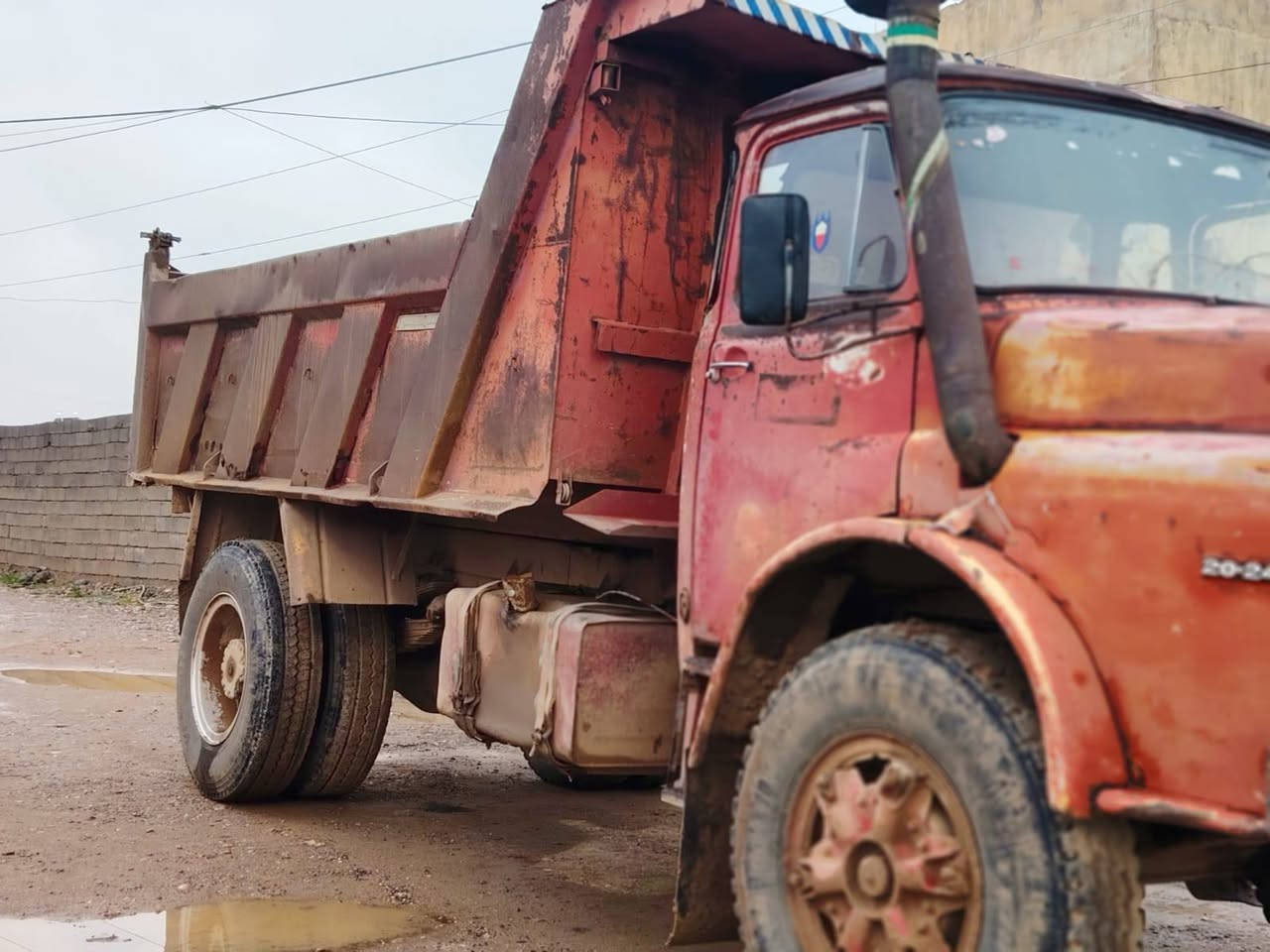 السلام عليكم مان للبيع رقم دهوك محرك كير اكسن تايرات 6 جدد شاصي نضيف سياره حلوه حيل بودي تعبان وبيه طخه بل بونيد  ***********
