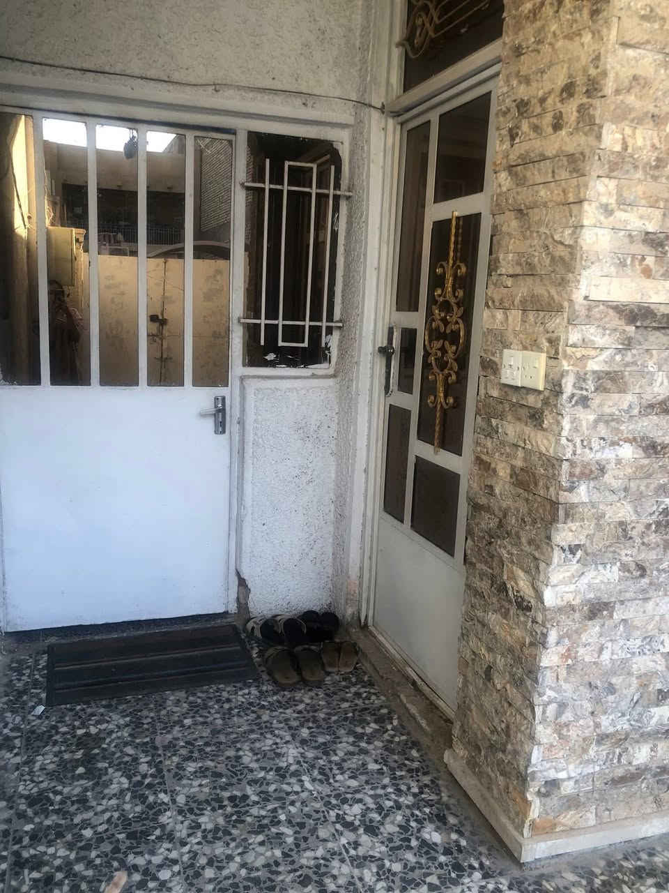 السلام عليكم
بيت للبيع المساحة 100متر 
الواجهه 5 النزال 20 طابو صرف ترميم جديد مسلح
-مدخلين
-استقبال حولي جبير 
-يحتوي على ثلاث غرف نوم
-شارع عريض 15متر 
العنوان شارع الصحة مقابل مطعم محمد الكردي 
للإستفسار ***********
السعر 195 وبي مجال
