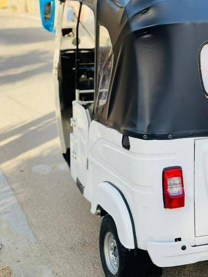 سلام عليكم عندي هاي التكتك مديل 21 اريد بيها سايق وگون بل مدينه ويحافض عليها رقمي ***********
