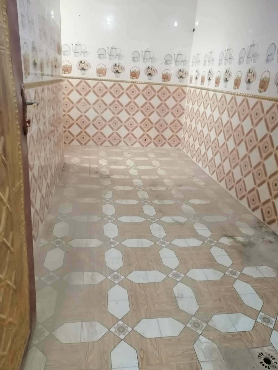 بيت بناء جديد صارله سنه وكله طابوك المساحة 130م بيه محل واستقبال وغرفه ومطبخ والطابق الثاني غرفتين بيت نضيف كلش الموقع حي الحسين مقابيل نزله الإمام الحمزه والسعر مناسب جدا للشراي وإني بالخدمة  للتواصل ***********

