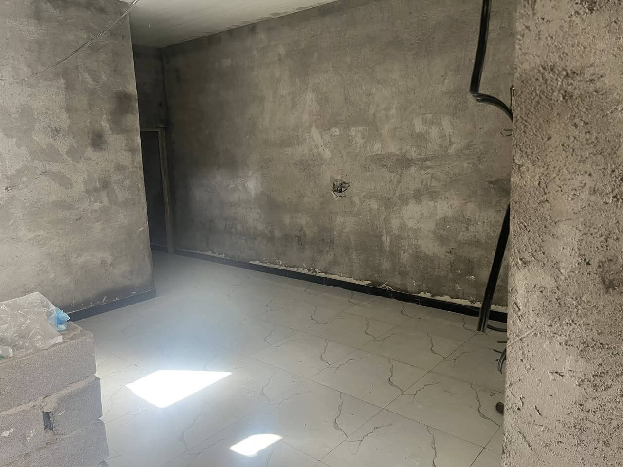 بيت للبيع مساحته ١٠٠  يحتوي عل غرفه وصاله  وحمام داخلي  واستقبال  يحتوي ايضنعل سقف ثانوي البيت كله مع مواد البيض ايضن  مكانه قريت المشروع السعر  ١٨ وبيه مجال هاذ رقم وتساب فقط *********** هاذ تصال ***********
