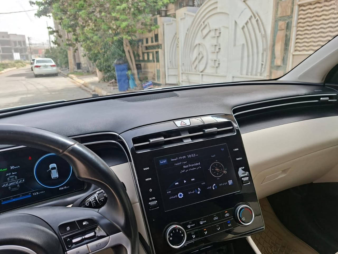 السلام عليكم توسان موديل 23 خليجي مواصفات السياره نص فول قماره حديد بصمه تشغيل عن بعد اوتو هولد كامره خلفيه وبغد كم شغله ببهه  مكفوله كفاله عامه كير مكينه تبريد صدر بيهه فقط بارد بخشم البنيد على كد اصبع السياره بأسمي سنويه جديده ماشيه 53 *********** السعر 208 مكان السياره بغداد حي اور
