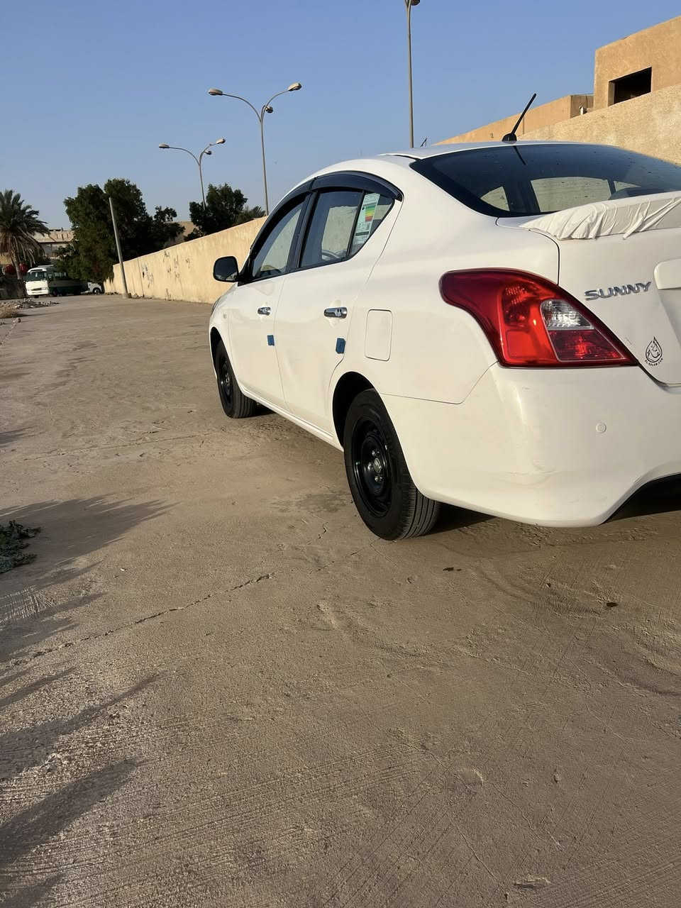 السلام عليكم شباب نيسان صني هندي بليتة زركة للبيع موديل20  رقم الانكليزي الجديد بأسمي  سياره حلوه ومكفوله من الصبغ والحار بيه طخه بسيطة بل باب مكان بغداد المحمودية معروضة ١٠٥ للتصال على الرقم ***********
