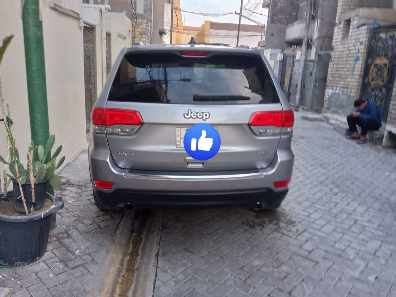 السلام عليكم سياره جيب موديل ١٤ امريكي بيها بنيد وجاملغ جنطه شفط كهربائيه شفتات ستيرن شاشه كامرة دواره داخل بيجي اشاره بالمري فتحه السياره رقم بغداد انكليزي السعر 188$ وهذا رقمي ***********
