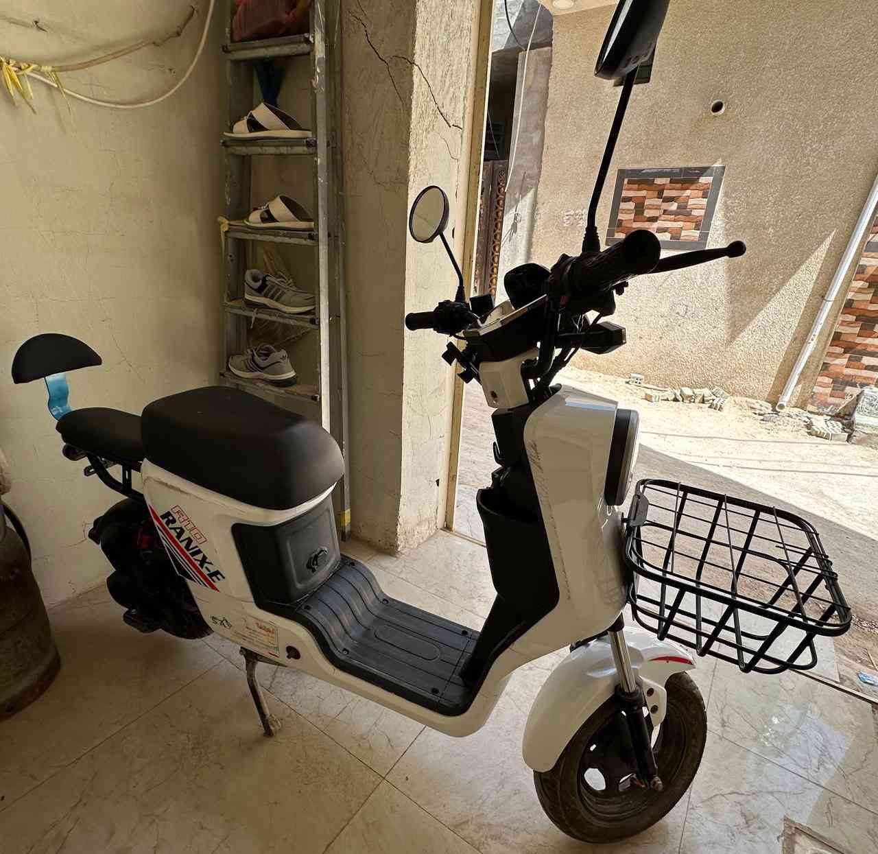 دراجة كهربائية R10 SAW موديل 2025 و ما بيه اي نقص فقط البطاريات تحتاج بطاريات اما باقي الملف و العقل و الكهربائيات كلها جديدة و شغاله استخدام 10 اشهر فقط من تاريخ الشراء سعر 200 الف ، ***********
