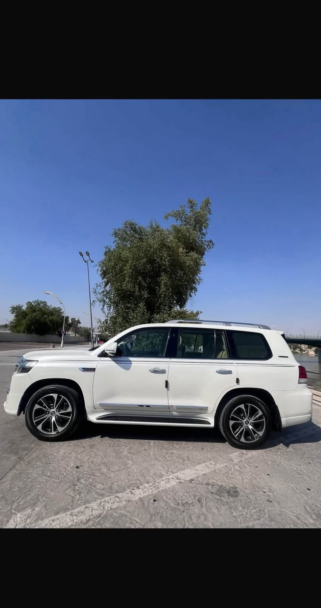 TOYOTA LAND CRUISER GXR V6 ✈️SAS ✅2020

المواصفات:

* موديل: 2020
* الفئة: GXR SAS
* وارد خليجي (GCC Specs)
* محرك 4.0L V6
* ناقل حركة أوتوماتيك (6 سرعات)
* نظام دفع رباعي (4WD)
* اللون: أبيض
* العداد: 75,000 كم (قابل للزيادة)
* لوحة رقم: بغداد

التجهيزات:

* فتحة سقف كهربائية
* تشغيل بصمة (Smart Key)
* تشغيل عن بُعد (Remote Start)
* دخول ذكي (Smart Entry)
* شاشة لمس
* نظام ملاحة (GPS)
* كاميرا خلفية
* حساسات أمامية وخلفية
* مثبت سرعة
* بلوتوث / USB
* تحكم بالنظام الصوتي من المقود
* مكيف أوتوماتيك أمامي وخلفي
* جنوط ألمنيوم أصلية
* مصابيح LED نهارية
* نظام الزحف (Crawl Control)
* نظام اختيار التضاريس (Multi-Terrain Select)
* مساعد صعود المرتفعات (HAC)
* مساعد النزول من المنحدرات (DAC)
* قفل الدفرنس الوسطي
* نظام الثبات الإلكتروني (VSC)
* نظام مانع انغلاق المكابح (ABS)
* وسائد هوائية متعددة

🚘 ضرر سياره قماره بيها حالوب وتعدلت بتقنيه :PDR/ / / بيها صبغ بل دعاميه الخلفيه اثر طعجه خفيفه صوره قبل صبغ عدي سياره جاهزه من كلشي نضيفه اي كلوب مامشتغل بيها سياره تفيد جناي 
💰 السعر: 55,500$ قابل للتفاوض

📍 الموقع: بغداد – قرب الكاظمية

📞 للتواصل: ***********
