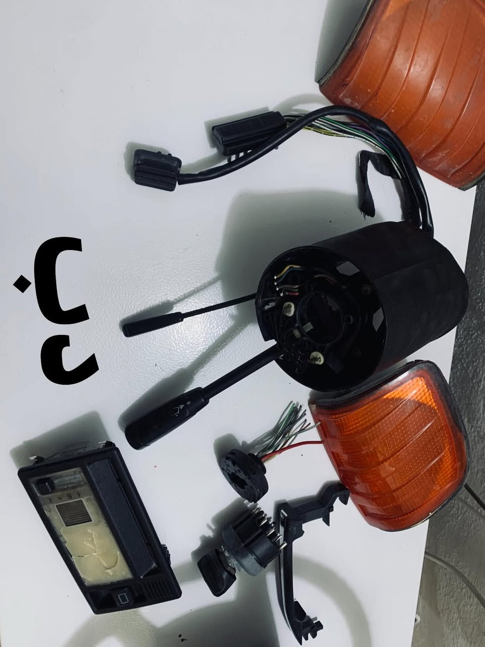 السلام عليكم للفادئه غراض مارسدس دب للبيع   1دركه سعر50)(2جوك لايت سعره 40اشاير الوحده5ثنينهن يسرهه يده اشارهه معه ماسحات وكروز سرعه سعر40 اضائه سقفيه15 سمعات الوحده ب10وبيهن مجال والي ياخذهن كلهن مجاله قوي الرقم***********
