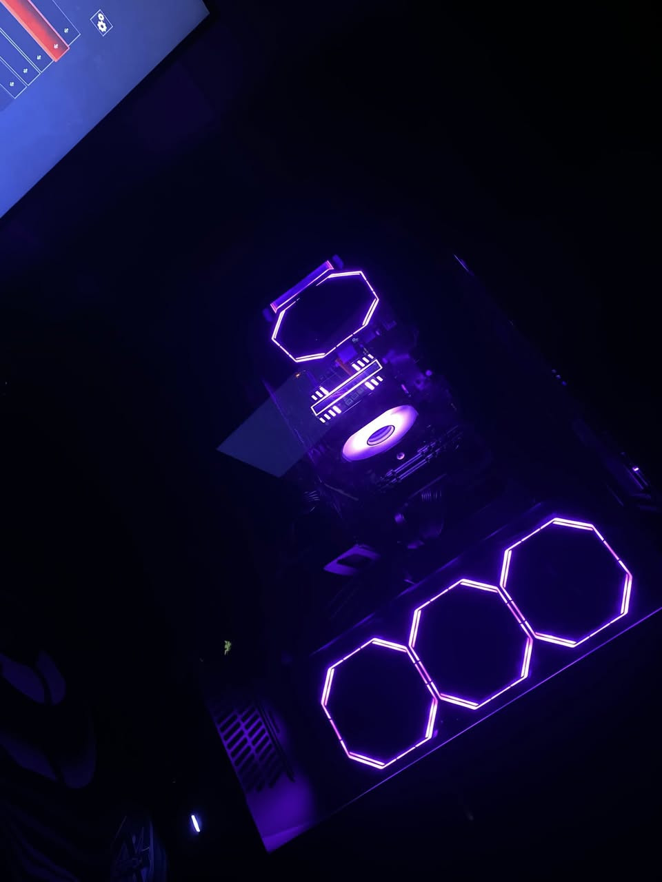 السلام عليكم
كيس Pc gaming للبيع 
المواصفات:
Cpu : i5 11400f 4.40GHz + cpu cooler 
M.b : asus prime  H510M-C/PS
Ram : 16gb 2x8 3200Mhz Bellut
Gpu : Radeon Rx 7600 sapphire 
8G GDDR6 - بقوه كارت ال 4060 
M.2 ssd : 512 gb bullet PCI3 
Ssd : 480gb lexar 
Power supply : 700w thermaltake
Case : dark flash dy470 يحتوي على اربع فانات aRGB 
+ اشتريت اله هب حته اكدر أتحكم بالإضاءة وسرعه الفانات الكيس كلش حلوه وسعره غالي بالسوك ماخذه وحده + مفتاح ويندوز 11 برو اصلي مفعل السعر رايدها بواحد وبيها مجال بسيط 
رقمي ***********
