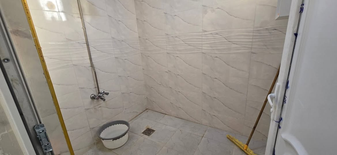 دار للبيع ⬇️⬇️
مزارع الحدباء (ملك بستان)

المساحة 100 متر طابق ونص📐📐

مكون من غرفتين نوم/استقبال/هول /مطبخ /صحيات 🏛️

للاستفسار *********** /***********☎️☎️

او مراجعة مكتب الكوفة سايدين شقق الحدباء🏢
