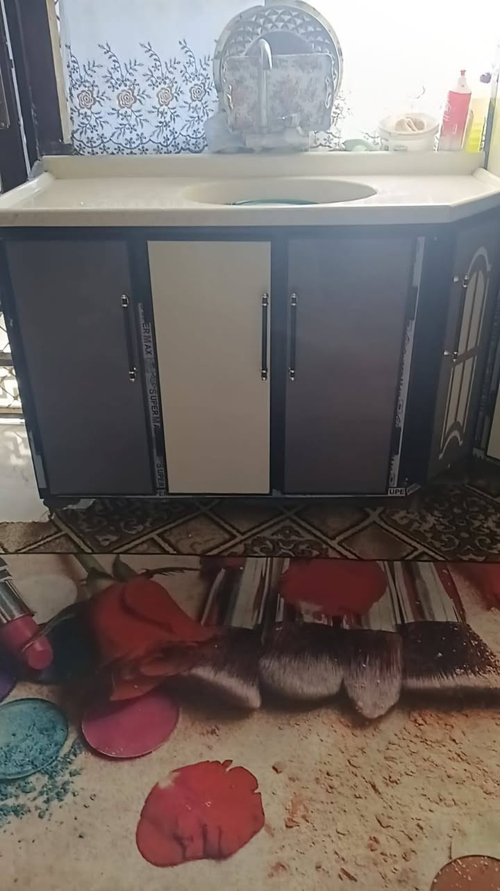 سلام عليكم كاونتر للبيع جديد مكان محاويل حي الاسري السعر خاص 850  تصال ***********
