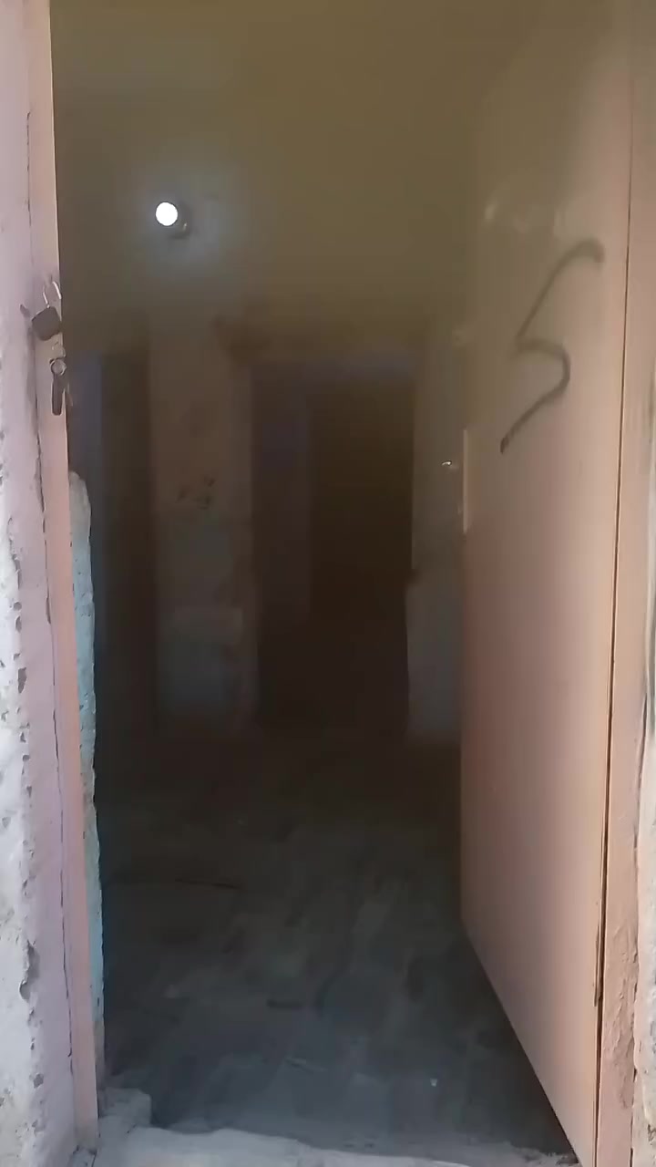 سلام عليكم بيت لليجار50متر بي غرفه فوك ايجاره 175والماي والكهرباء عليه مكانه حي  الجزيره شارع النخيل خلف جامع الرحمان ***********
