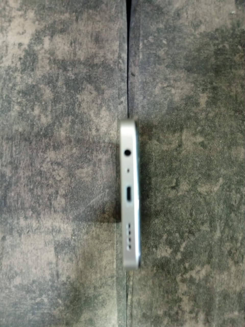 السلام عليكم موبايل للبيع ريلمي33 شرط برغي واحد مامفتوح السعر 140 وبي مجال قليل مكان حي البكر رقم الموبايل ***********
