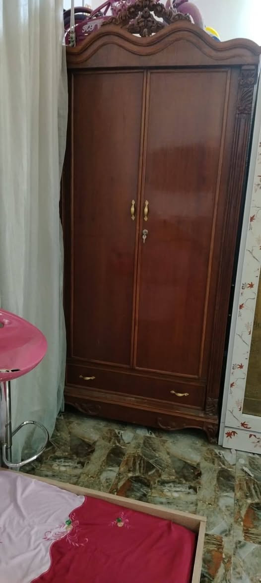 غرفه مستعمله اخشاب عراقي نضيفه  الي يريدها ب١،٢٥٠ مليون وربع واي استفسار توصلو ع رقم ***********
