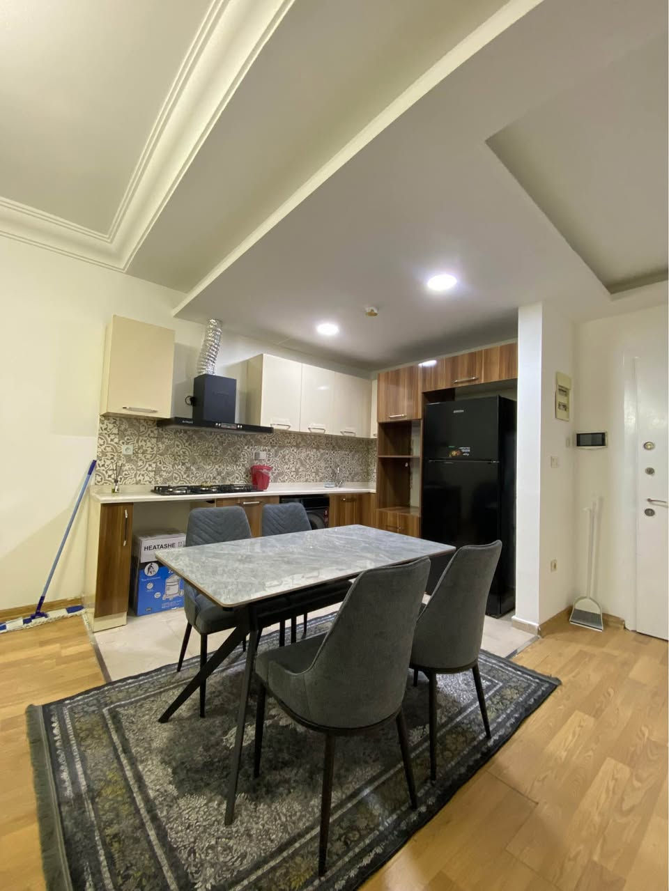 شوقەی یەک ژووری بۆکرێ 
شوقەکەمان تازە تەواو بووە 
راخراوە رووبەری ٨٤م
***********

شقة للإيجار سفر غرفةوصالة
موثث جديد مساعة84م أربيل, العراق
