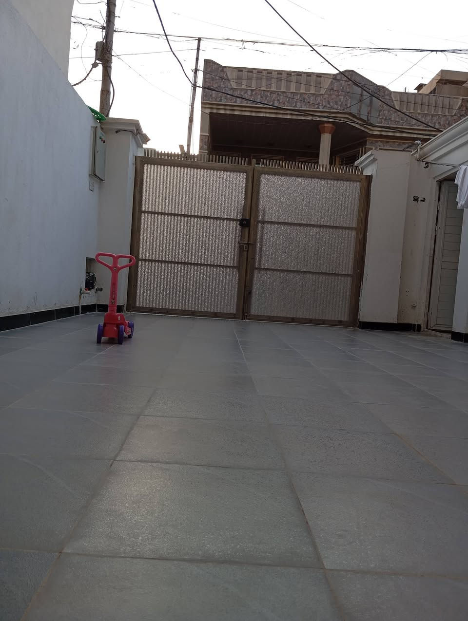 دار ملك صرف للبيع الدوره حي الوادي
موقع مميز مساحه 120 متر واجهة 6 متر. ....ثلاث غرف نوم مع ثلاث حمامات واستقبال ومطبخ مدخلين مع كراج سياره بمساحه 6 متر .للاتصال على 
***********
