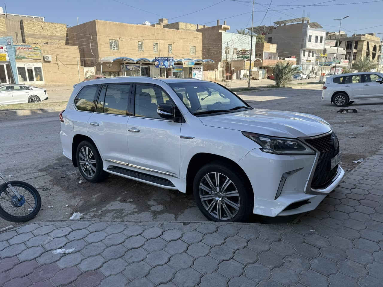 للبيع اللبيع 
لكزس LX570 (2017) 
الموديل : سبورت بلس
 رقم بغدادبسمي
السيارة جديدة ونظيفة وبعدها بالجيس كفاله 

بيه فقط بارد مكانين 
 
 داخلية قرميدي مميز ومرغوب
 كشنات جلد كهرباء مع تدفئة وتبريد
 كشنات خلفية كهرباء + جنطة كهرباء
 حساسات أمامية وخلفية + سلايت
تشغيل عن بعد + 5 كاميرات + جكات
 ستيرن كهرباء + تحكم ستيرن
 مرايات كهرباء مع قلاب عند الرجوع
شاشات بالكشنات + شاشة أمامية
 كشنات خزن ميموري + أنظمة قيادة
 ثلاجة + شاحن لاسلكي + منافذ USB
 رادارات أمامية وخلفية وجانبية
تحديد مسار + دفع رباعي 4x4
 محرك V8 سعة 5.7 لتر )
مكان تواجد السيارة: النجف 
رقم صاحب السيارة: ***********
