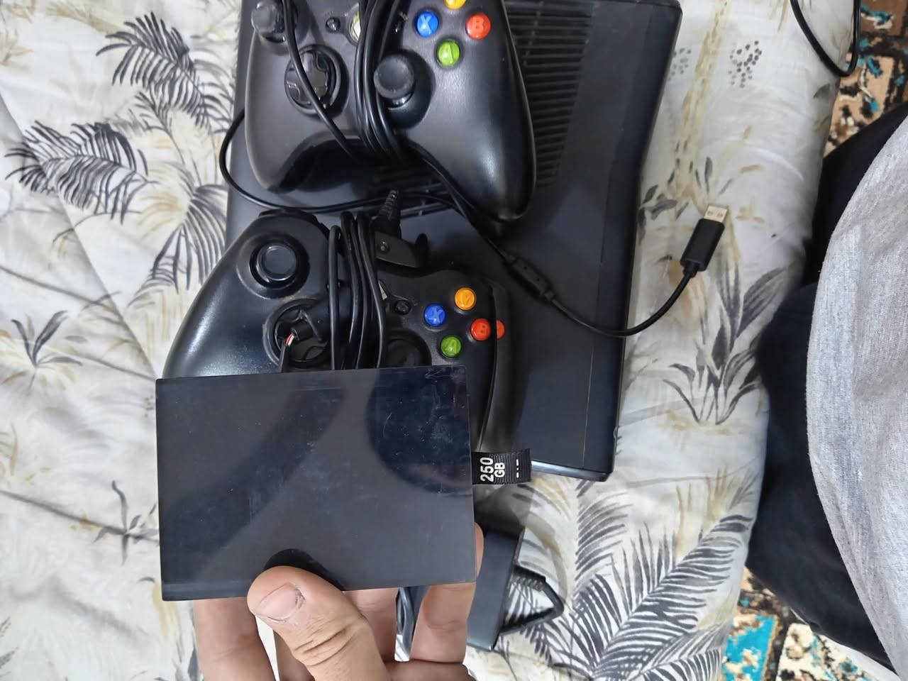 السلام عليكم اكس بوكس 360 جهاز كامل مكمل بدون اي نقوصات مع كامل الملحقات وبي عدة العاب حلوة السعر 70الف وبي مجال قليل مكاني بغداد حي البساتين للتواصل على الرقم واتساب ***********
