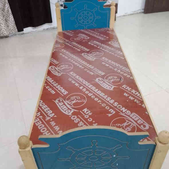 سرير نفر واحد للبيع
خشب زان استخدام قليل جدا  ونظيف كلش 
السعر 60الف وبيها مجال 
العنوان الكوفه
***********
