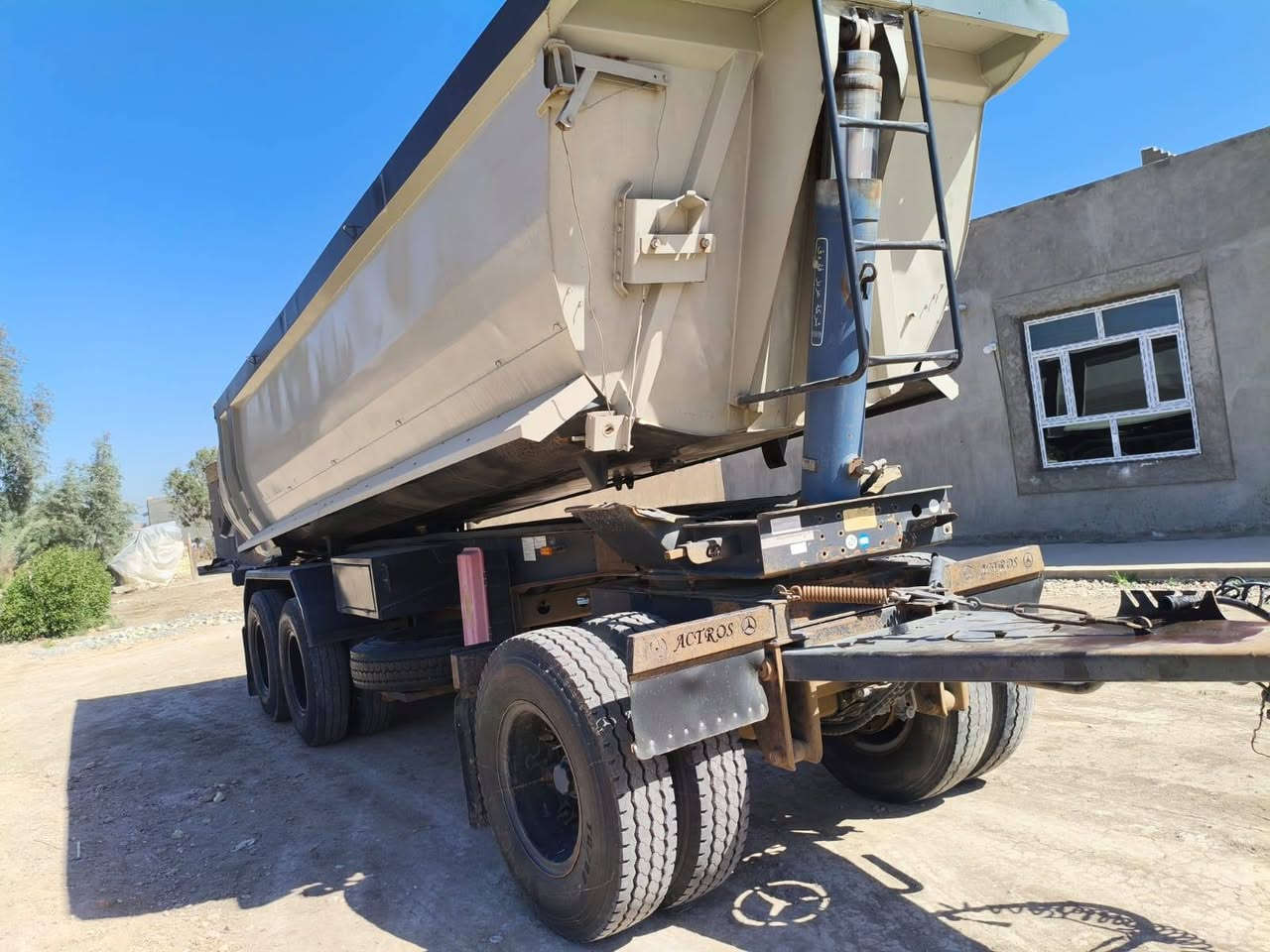 السلام عليكم من رخصه الادمن مقطوره اوربيه حوضيه ذرعه 25 متر  موديل  ٢٠٠٩  جك جديد تخم تاير نص عمر جاهزه للعمل الاستفسار والاتصال على الرقم *********** ملاحظه وزن الفارغ العربانه 9 طن
