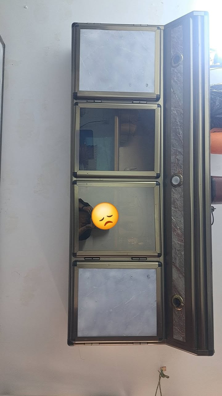 كاونتر الألمنيوم ثقيل
نضيف جدا مبيه،ضرر 
سعر ١٦٠ الف نهايته قفل 
مكاني رئاسه شارع ٢٠ 
***********
