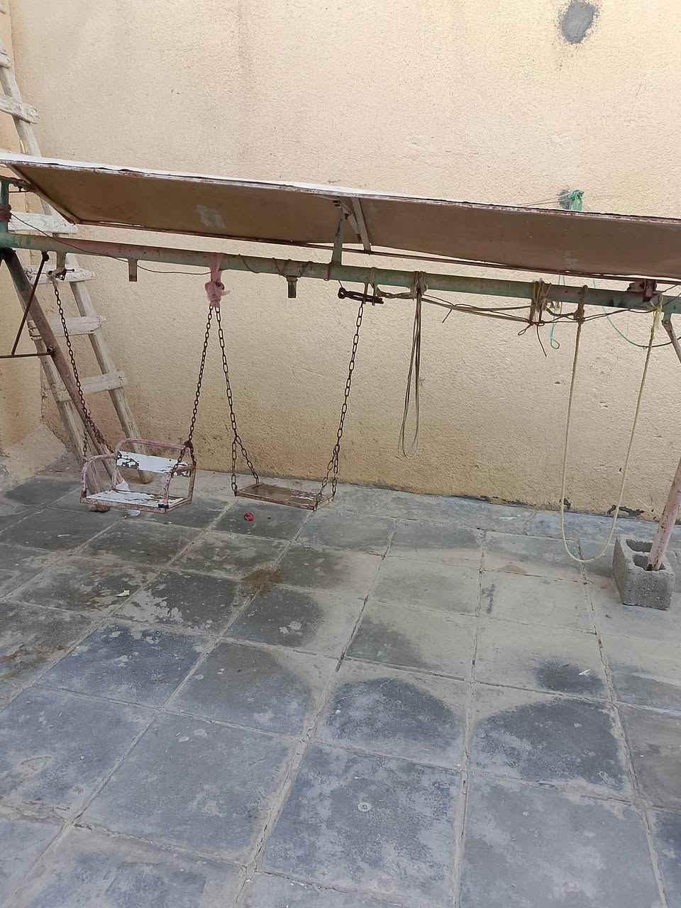 غراض بيت للبيع ثلاجه طباخ مرجوحه مولد كاز اتصال ***********
